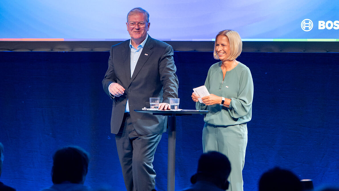 Dr. Stefan Hartung, Vorsitzender der Geschäftsführung der Robert Bosch GmbH, und Dr. Tanja Rückert, Geschäftsführerin der Robert Bosch GmbH, auf dem Bosch Tech Day 2025 in Feuerbach.