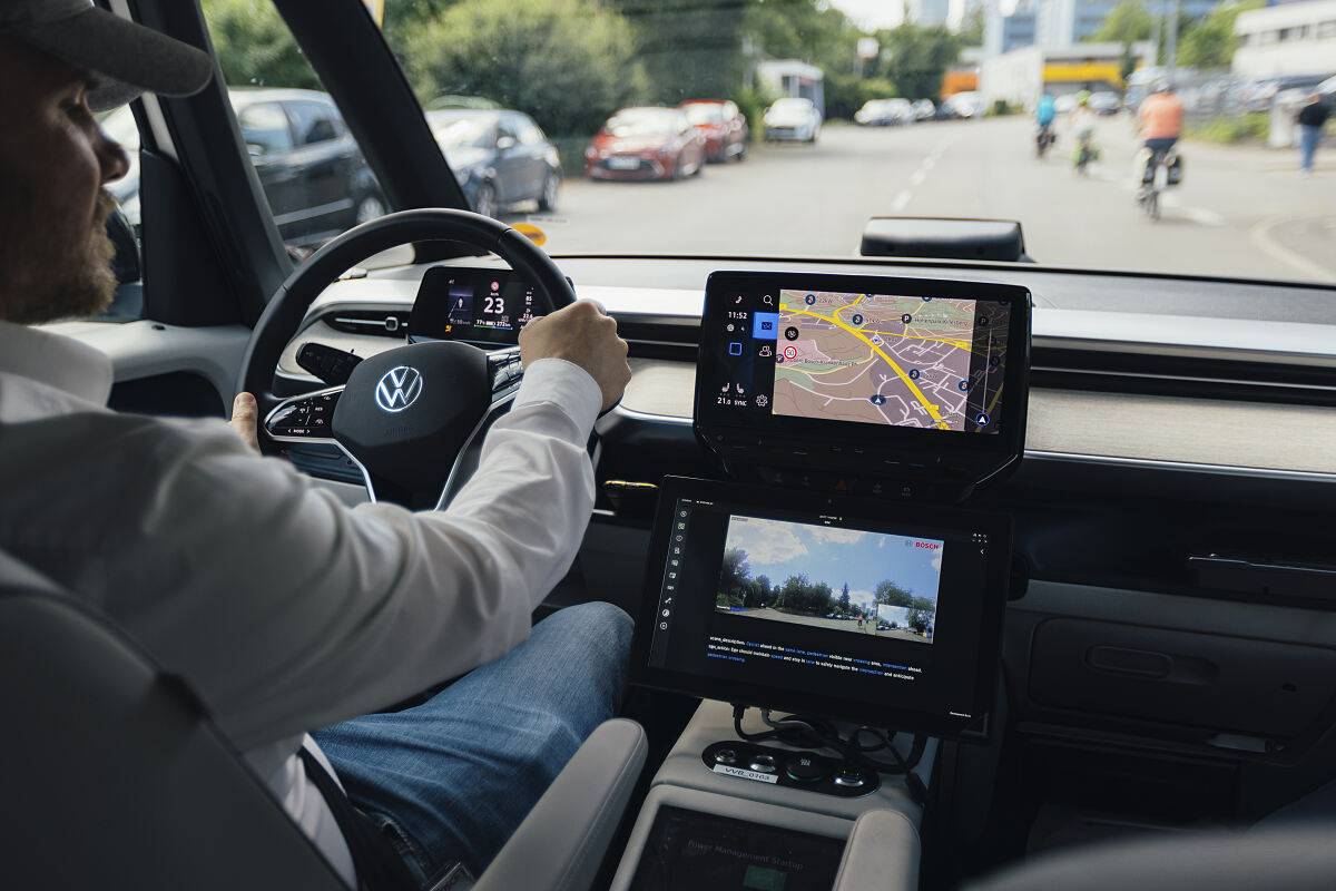 Bosch setzt KI beim automatisierten Fahren zum Beispiel bei der Umfeldwahrnehmung und bei der Fahrplanung ein. Das Fahrzeug denkt dank KI voraus, antizipiert, wie sich andere Verkehrsteilnehmer verhalten und berechnet die nächsten Schritte, um sicher ans 