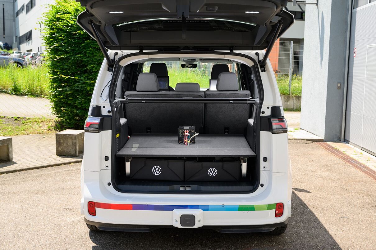 Bosch bringt generative KI ins Fahrzeug. Sie ist so integriert, dass keine Cloud-Anbindung notwendig ist.