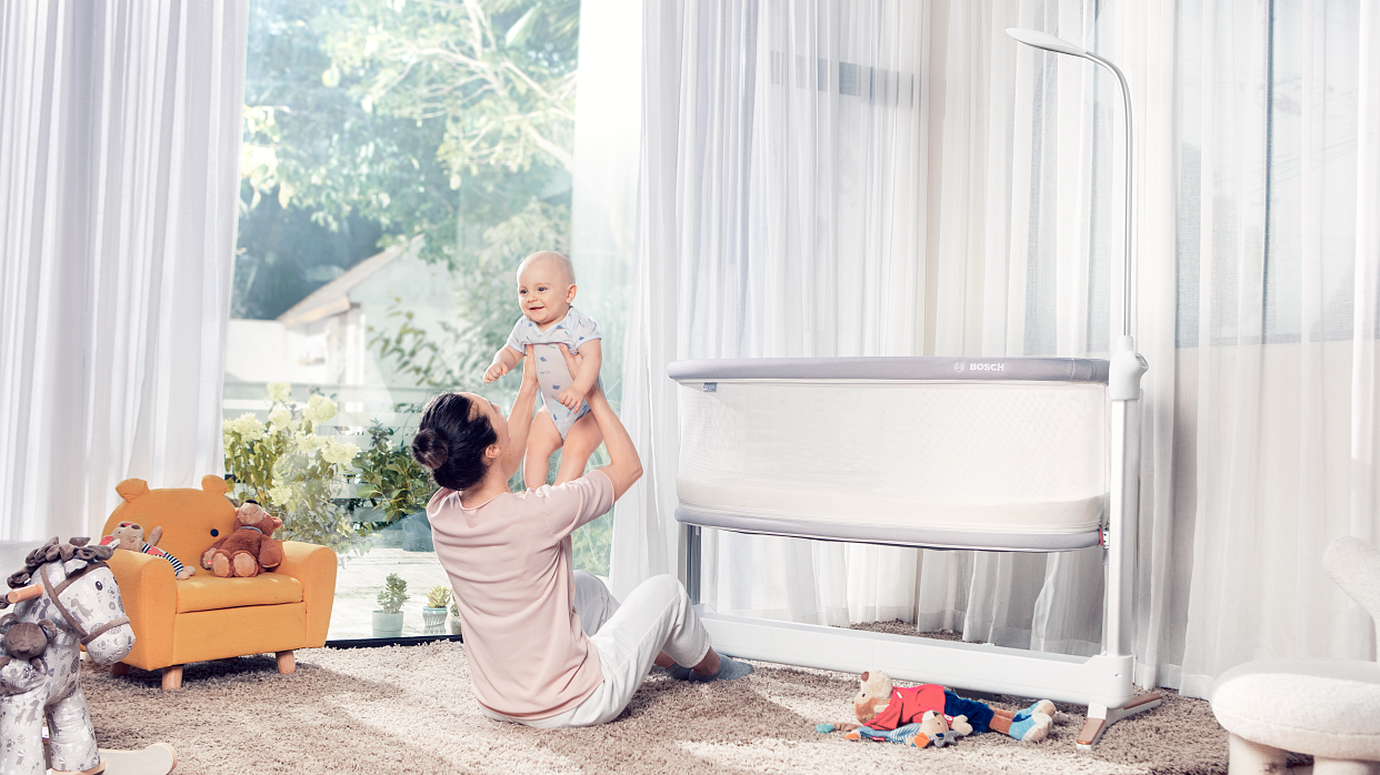 Im gesamten Unternehmen ist KI für Bosch ein Innovationsbooster. So lassen sich beispielsweise mit dem intelligenten Bosch-Kinderbett „Revol“ Vitalwerte wie Herz- und Atemfrequenz kontrollieren.