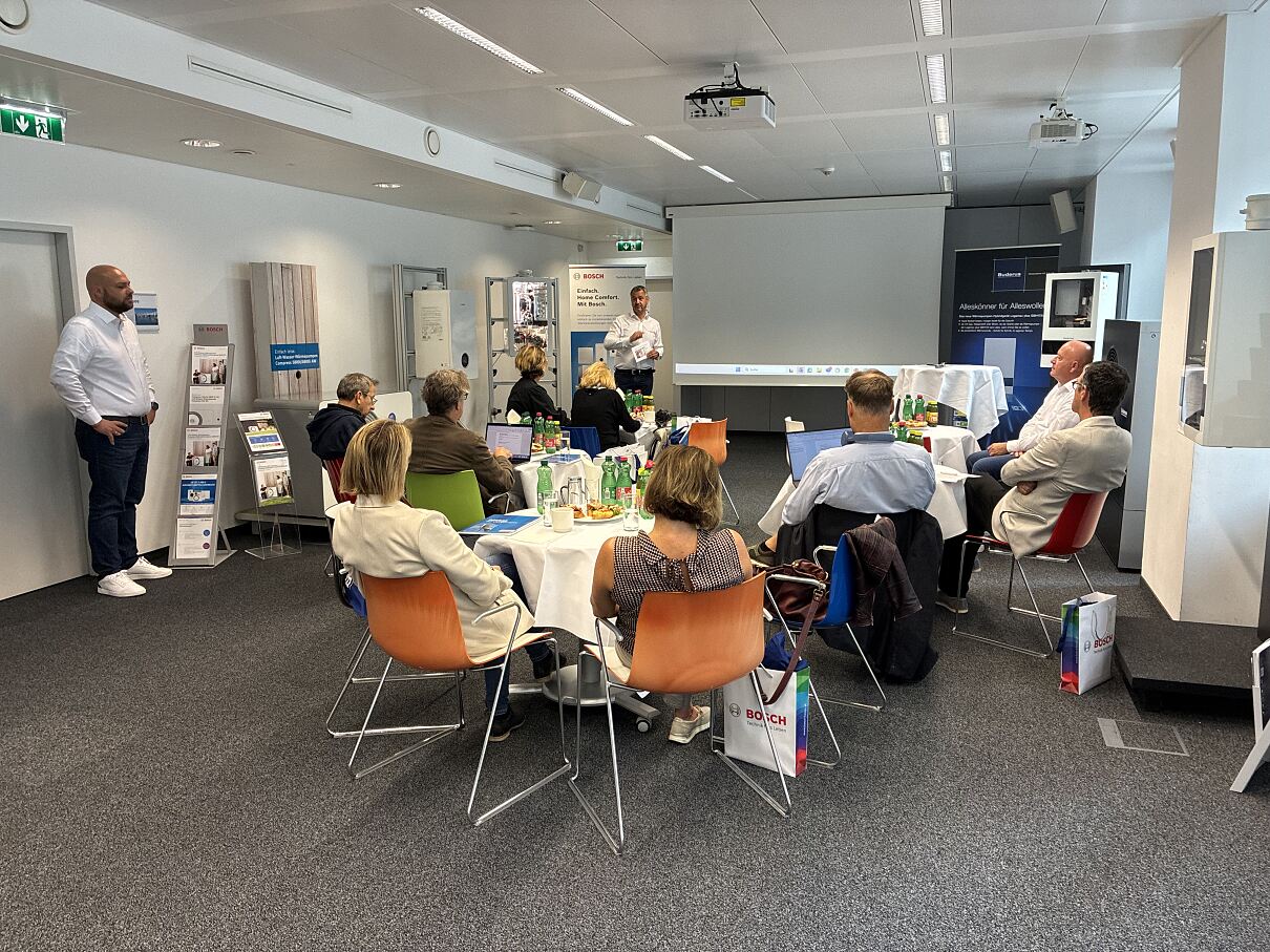 Sasa Lenz-Jevtic erläutert die Zielgruppe für die innovativen Geräte.