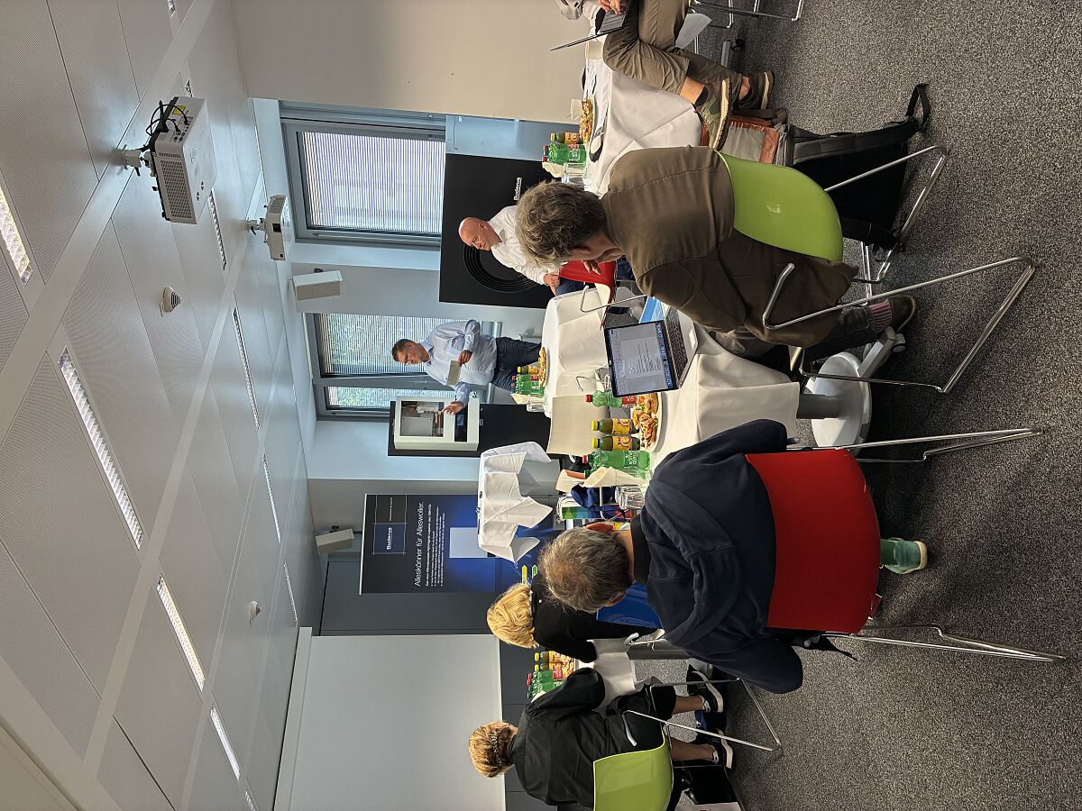 Adrian Adolf präsentiert die Produktneuheiten.