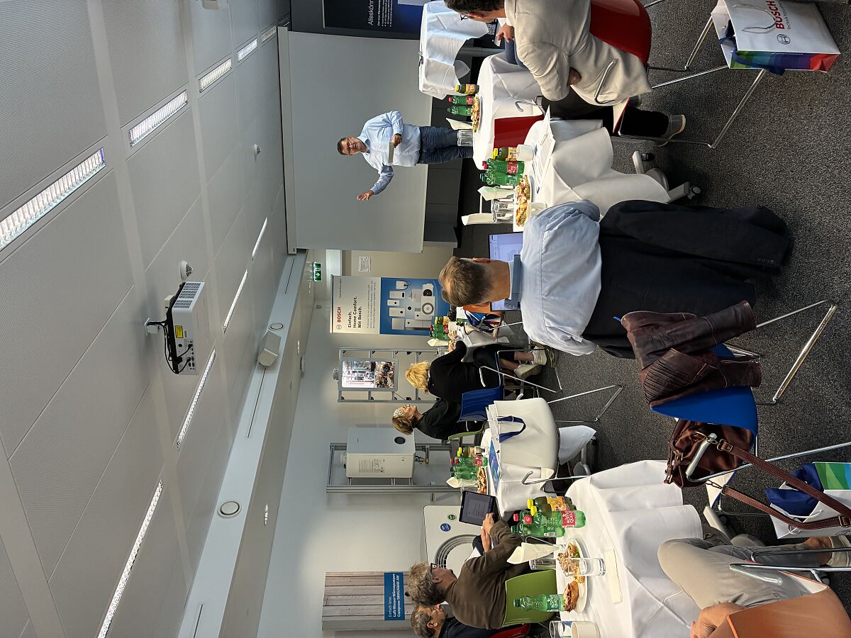 Adrian Adolf stellt die Vorteile der innovativen Geräte vor.