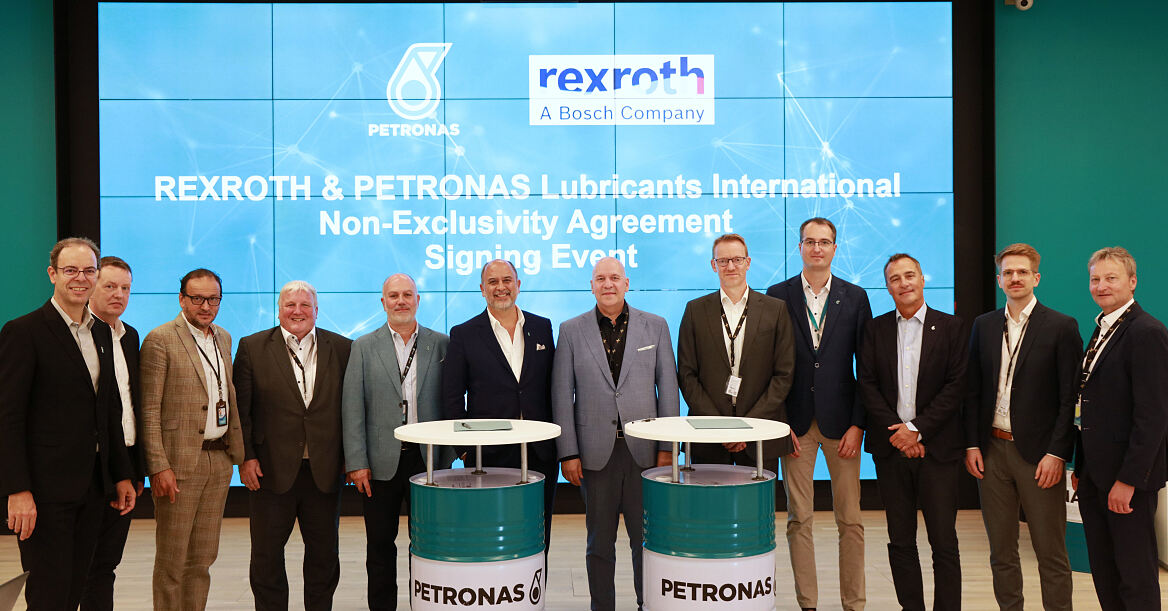 Unterzeichnung in Turin, Italien: Khalil Muri (6. v.l.), Managing Director u. Group CEO von PETRONAS Lubricants International, und Dr. Steffen Haack (7. v.l.), CEO Bosch Rexroth AG