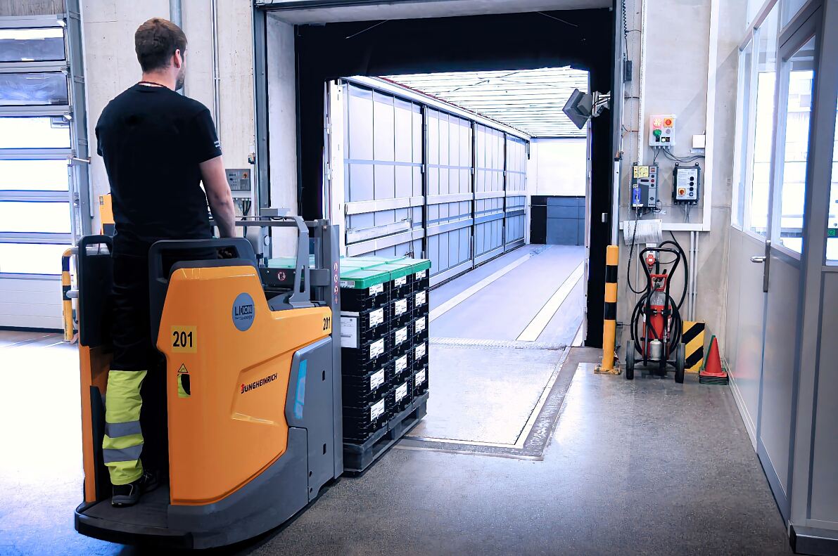 Der FCPM-Truck transportiert insbesondere Produkte aus dem Werk